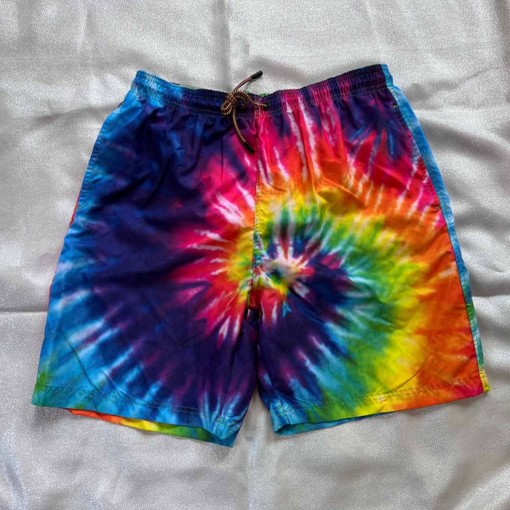 NWOT! Broken Threads tie dye swim trunks, size M.